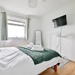 Modern 4 Bed In Swansea Tv In Every Room And Parking