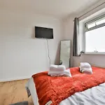 Modern 4 Bed In Swansea Tv In Every Room And Parking