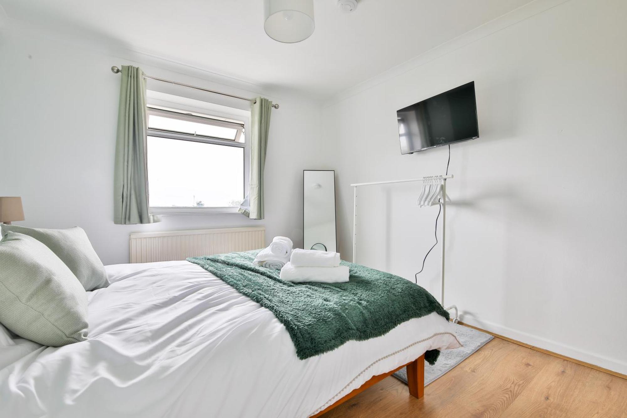Modern 4 Bed In Tv In Every And Parking Swansea