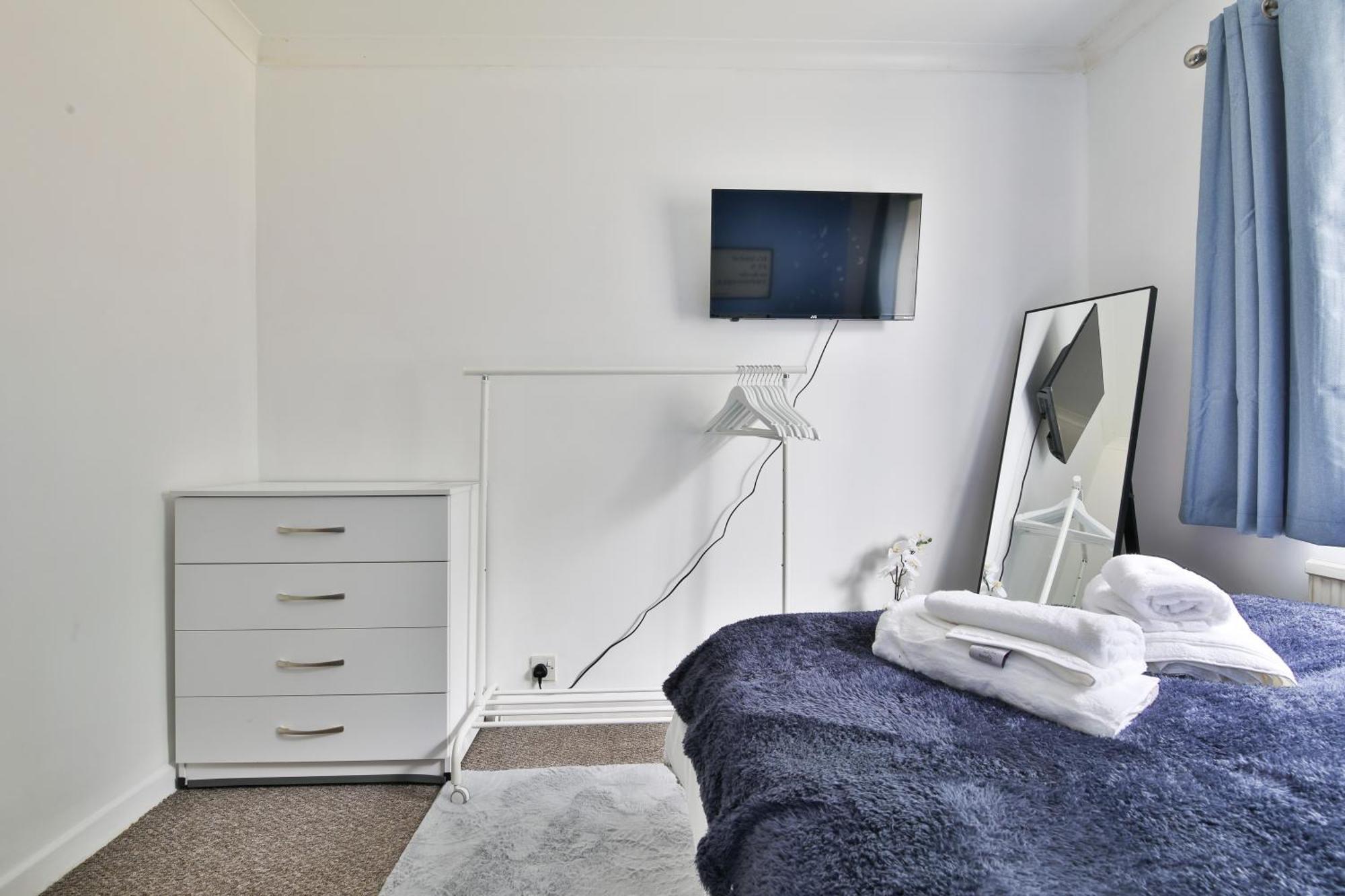 Modern 4 Bed In Tv In Every And Parking Holiday home Swansea