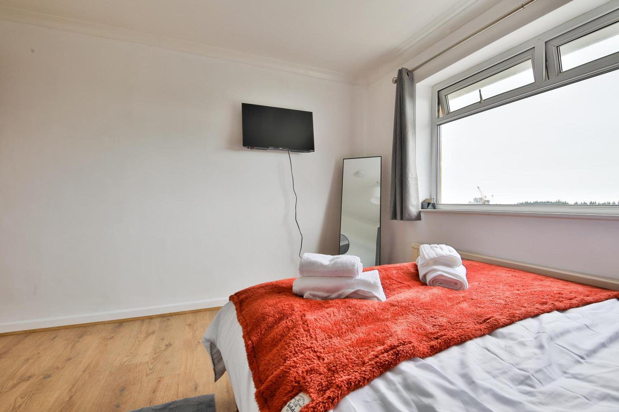 Modern 4 Bed In Tv In Every And Parking Swansea