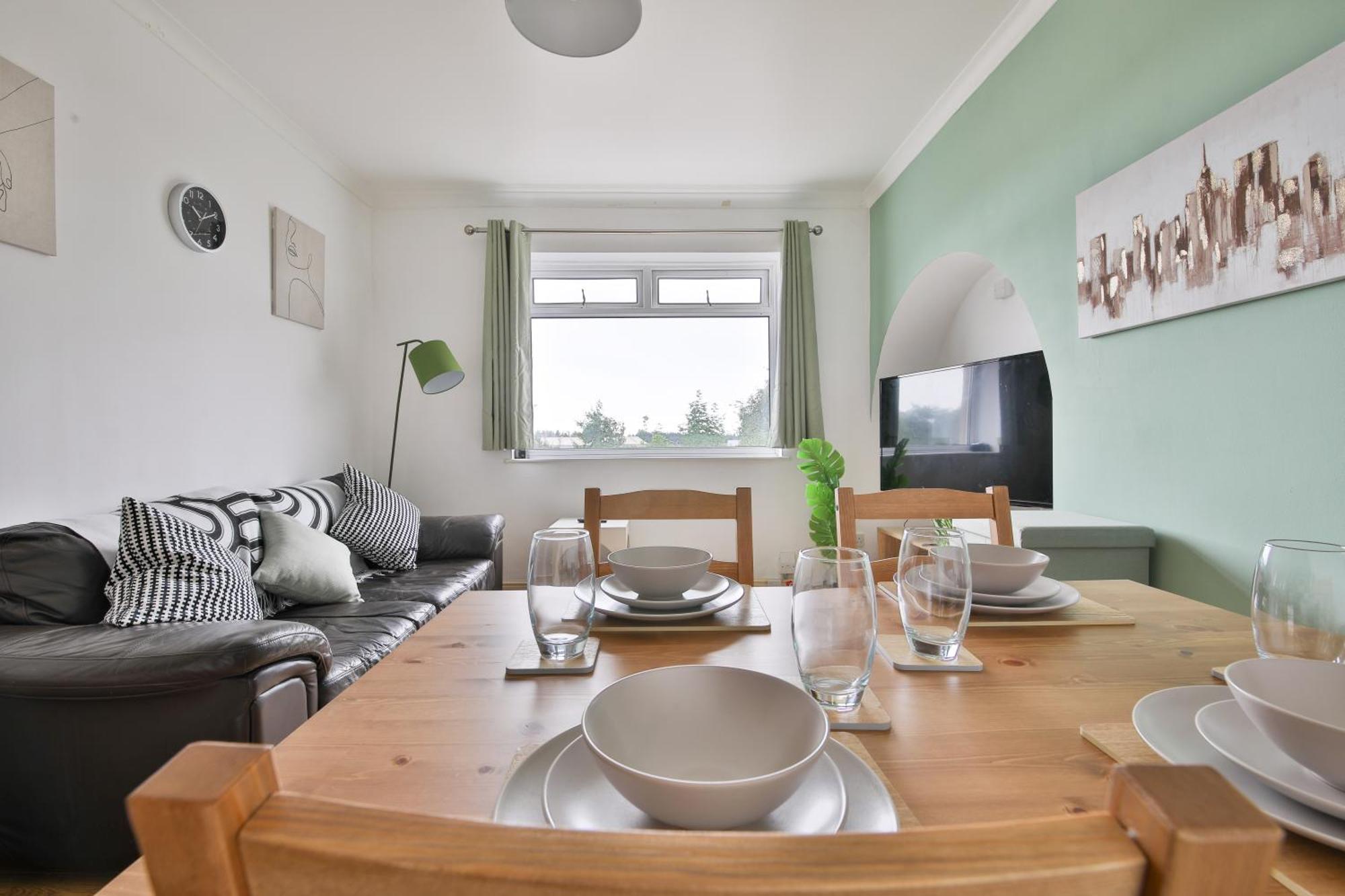 Modern 4 Bed In Tv In Every And Parking Holiday home
