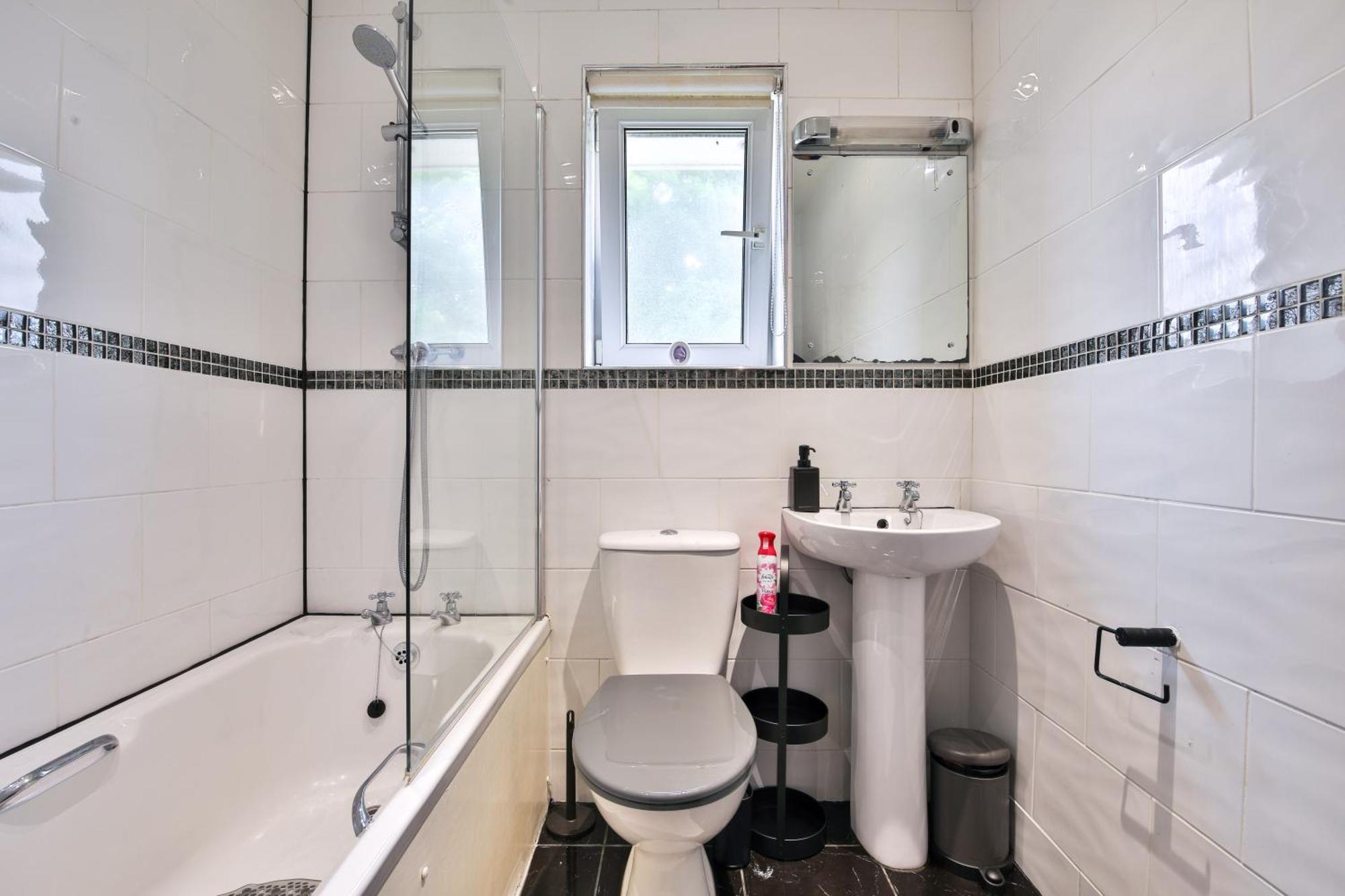 Modern 4 Bed In Tv In Every And Parking