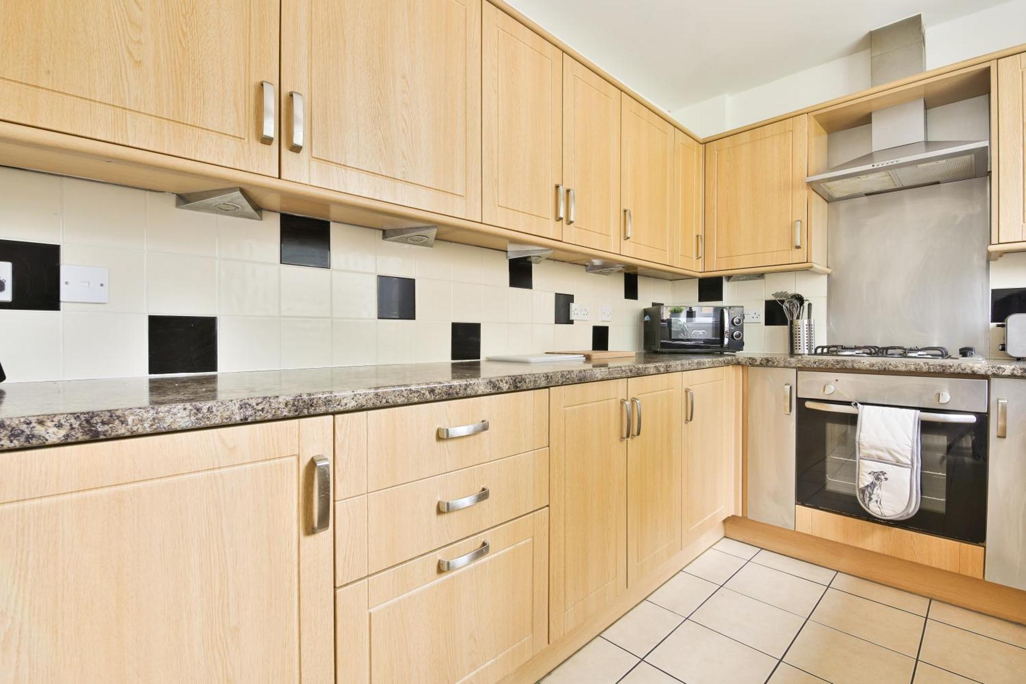 Holiday home Modern 4 Bed In Tv In Every And Parking