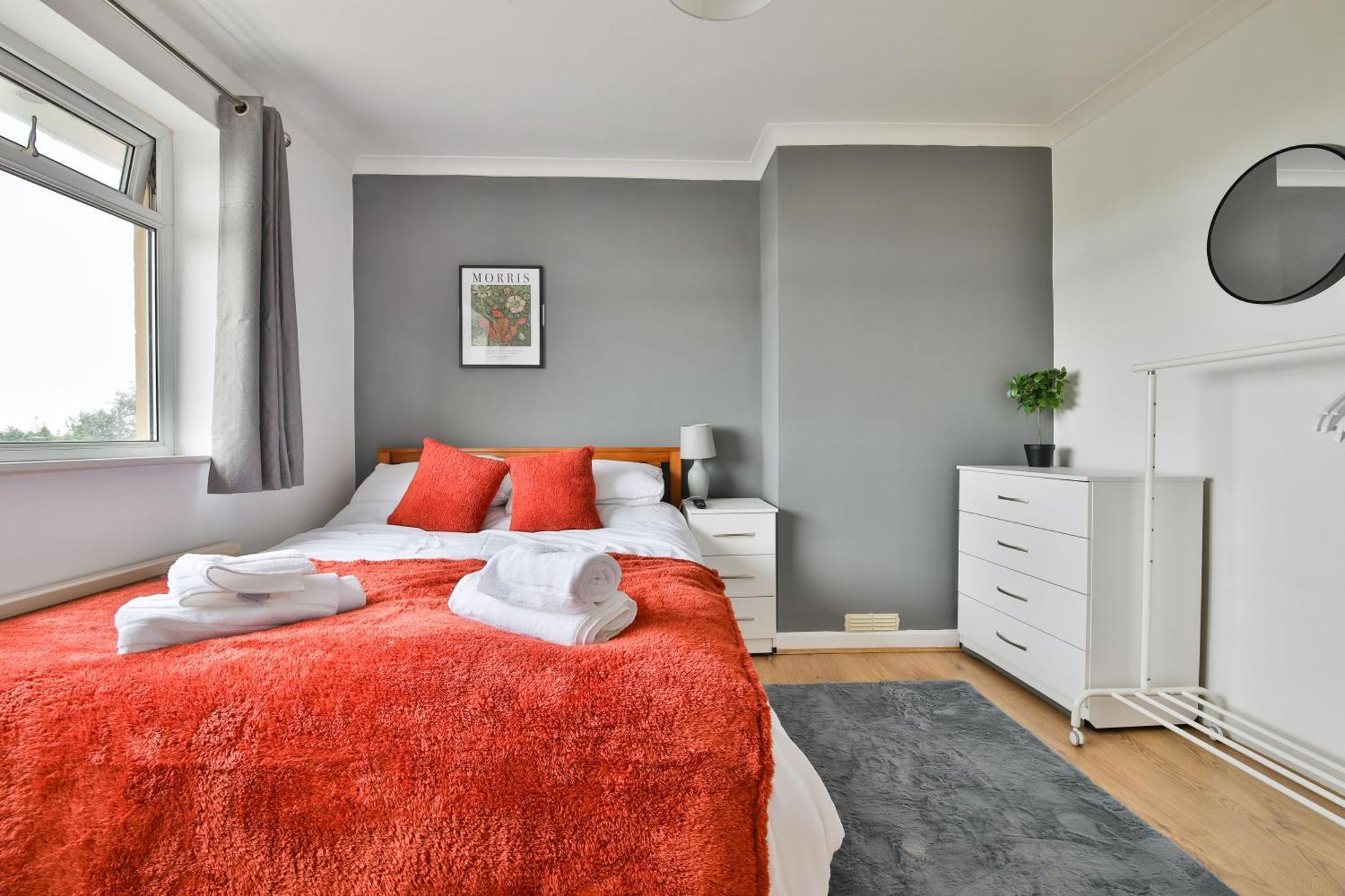 Holiday home Modern 4 Bed In Tv In Every And Parking