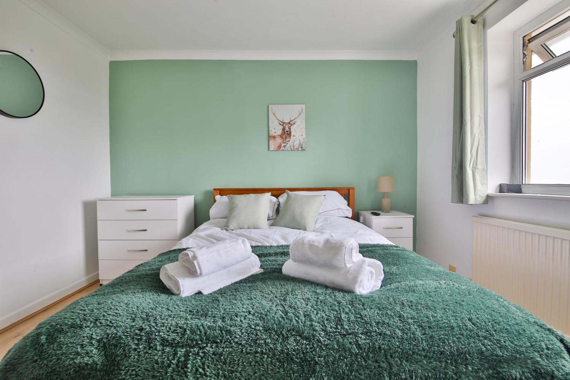 Modern 4 Bed In Tv In Every And Parking Holiday home Swansea